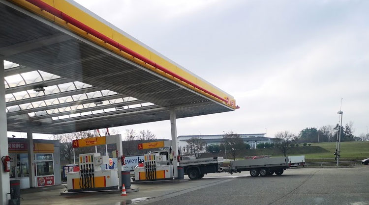 Ducha camper y camioneros en gasolinera Shell