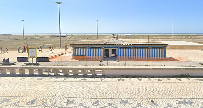 Ducha de playa en Praia da Claridade Portugal