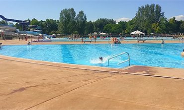 Ducha en piscina municipal de Logroño